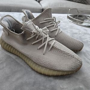 Yeezy Boost 350 V2 Light Grey
